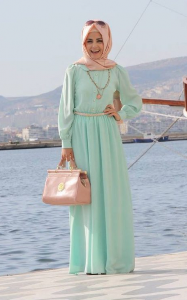 Gaun dengan paduan warna kontras yang mencolok